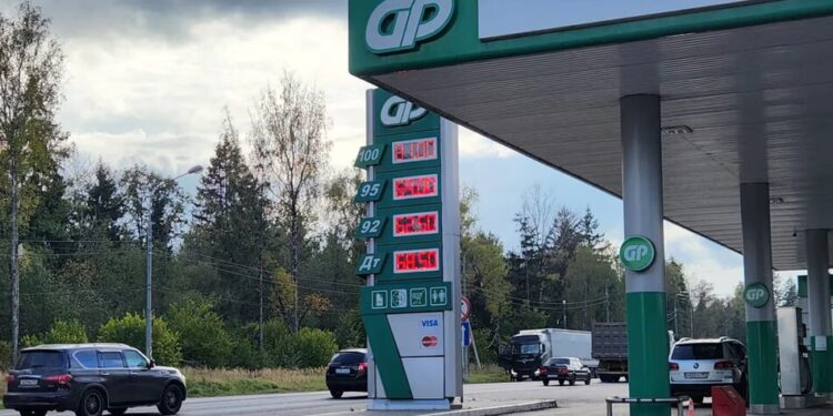 У ще двох регіонах росії повідомляють про дефіцит бензину після атак дронів