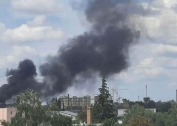 Чорні хмари диму після російських атак: чим вони загрожують людям та хто найбільше в зоні ризику