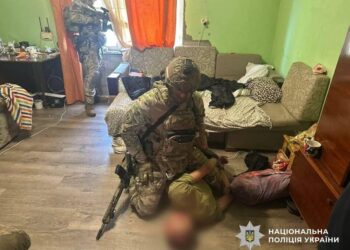 В Ужгороді озброєний чоловік забарикадувався з дружиною та дитиною у будинку, КОРД провів спецоперацію