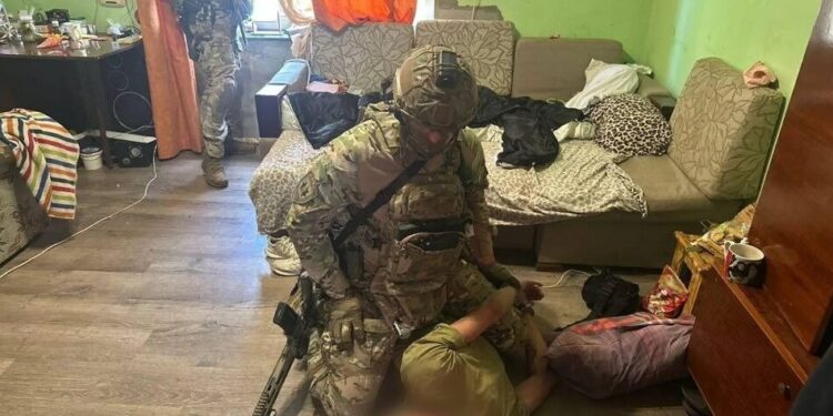 В Ужгороді озброєний чоловік забарикадувався з дружиною та дитиною у будинку, КОРД провів спецоперацію