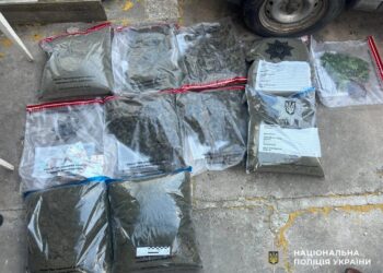 Близько 17 кг наркотиків і понад пів мільйона гривень – на Полтавщині поліція викрила канал наркозбуту