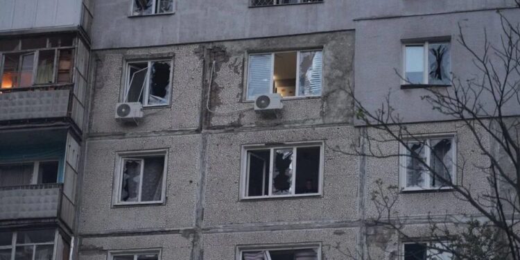 Ворог вдарив дронами по багатоповерхівці у Запоріжжі: 10 поранених