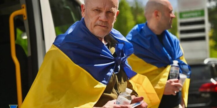 СБУ показала ексклюзивні кадри сьогоднішнього обміну полоненими