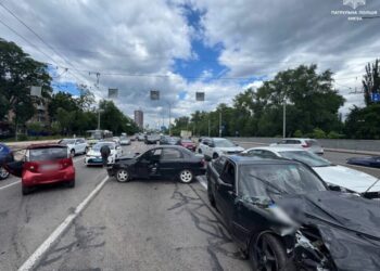 У Києві сталася масштабна ДТП, ускладнено рух на вулиці Теліги