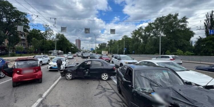 У Києві сталася масштабна ДТП, ускладнено рух на вулиці Теліги