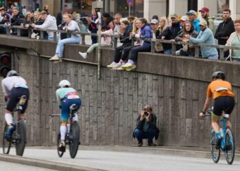 На велоетапі Ironman у Гамбурзі десятки спортсменів масово пробили шини через металеві уламки