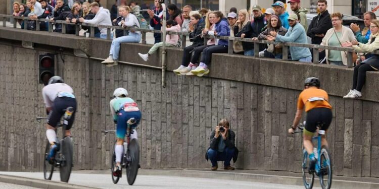 На велоетапі Ironman у Гамбурзі десятки спортсменів масово пробили шини через металеві уламки