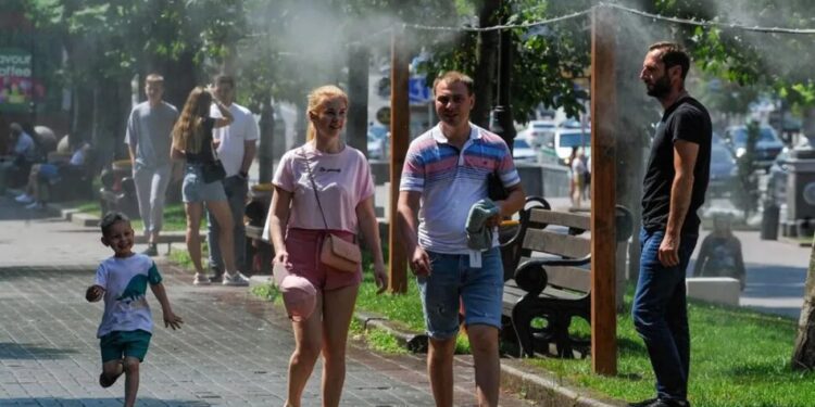 Як спека впливає на здоров'я: симптоми перегріву та поради лікарів
