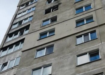російський БПЛА влучив у багатоквартирний будинок у Харкові, жінка зазнала стресу