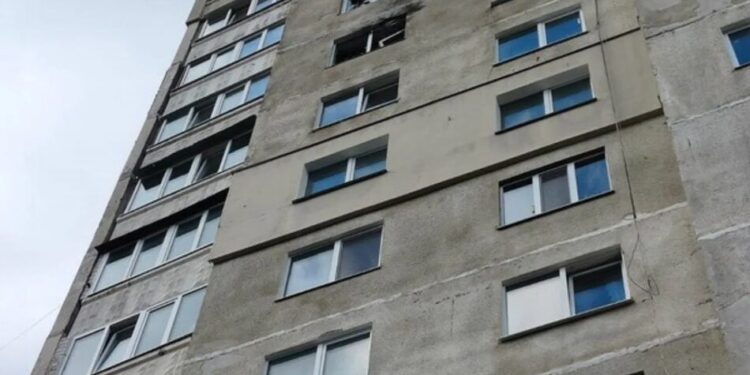 російський БПЛА влучив у багатоквартирний будинок у Харкові, жінка зазнала стресу
