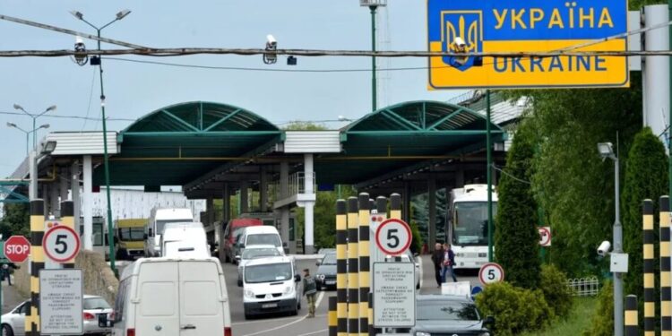 На пункті пропуску "Шегині – Медика" майже на півтора року припинять виїзд автобусів до Польщі