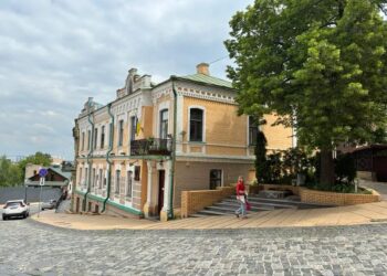 На столичному Андріївському узвозі демонтували пам’ятник Булгакову