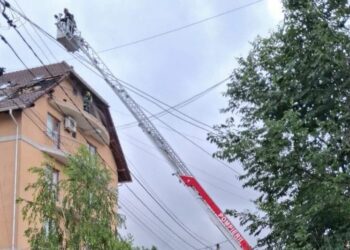 У Кишиневі після удару блискавки спалахнув житловий будинок, евакуювали 15 людей