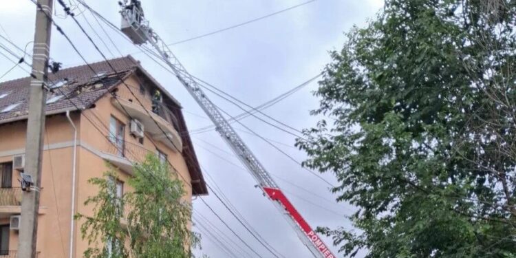 У Кишиневі після удару блискавки спалахнув житловий будинок, евакуювали 15 людей