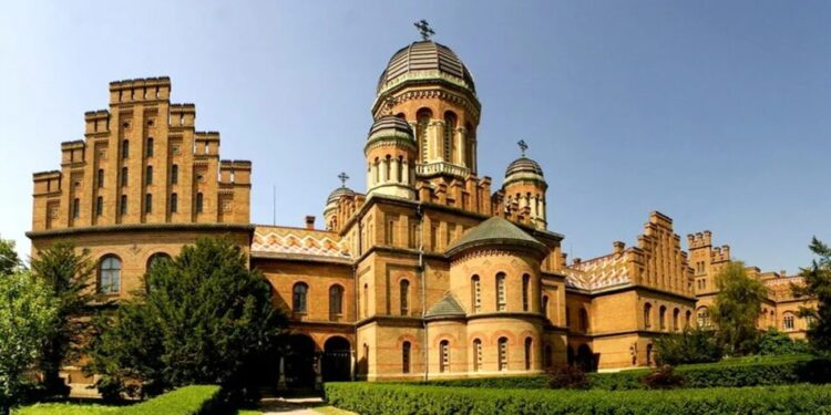 Від спадщини ЮНЕСКО до вулиці, яку мили милом – куди поїхати на вихідні в Чернівцях