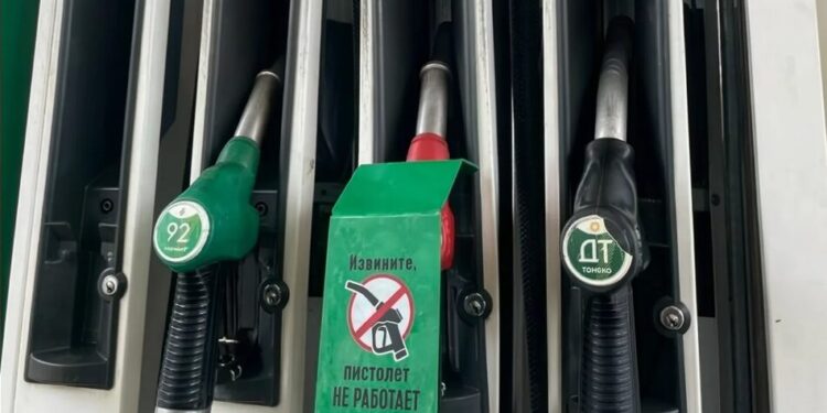 В рф фіксують дефіцит пального та черги на АЗС після атак на нафтопереробні заводи