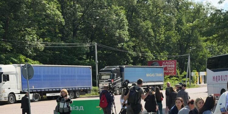 Колапс на польському кордоні – у пункті пропуску "Шегині" застрягли сотні пасажирів