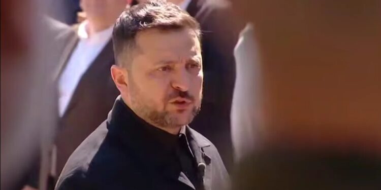Зеленський вручив державні нагороди Героям України, військовим, рятувальникам і видатним українцям