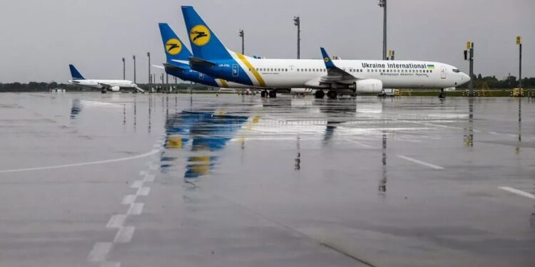 Рекордні податки, відʼємна рентабельність і тиск на бізнес: українська авіагалузь працює на межі можливостей