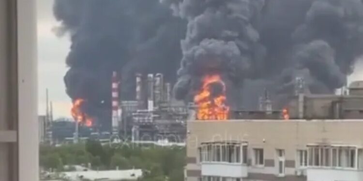 Мер москви визнав влучання безпілотників по московському НПЗ під час масованої атаки
