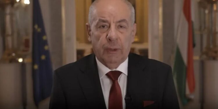 Президент Угорщини відмовився піти у відставку після вимоги уряду Мадяра