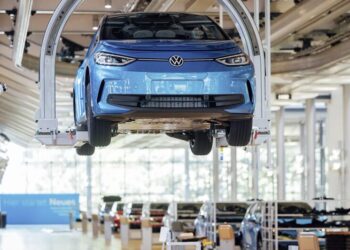 Volkswagen планує скоротити 100 тисяч робочих місць і закрити заводи – ЗМІ