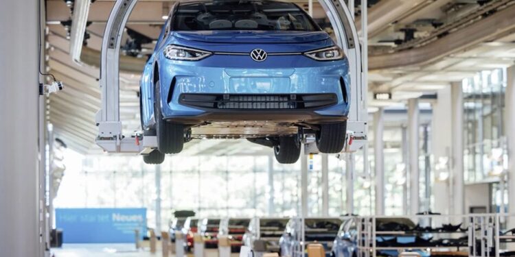 Volkswagen планує скоротити 100 тисяч робочих місць і закрити заводи – ЗМІ