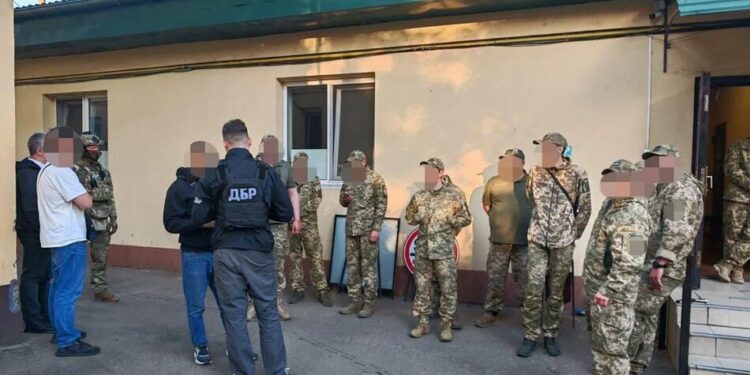 Викрадали чоловіків, катували і ґвалтували – на Одещині затримали групу працівників ТЦК
