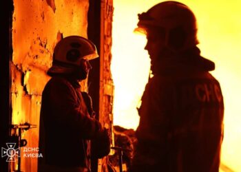 У Києві ліквідували пожежу після російської вечірньої атаки – до гасіння залучили понад 100 рятувальників