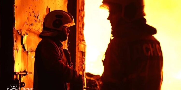 У Києві ліквідували пожежу після російської вечірньої атаки – до гасіння залучили понад 100 рятувальників
