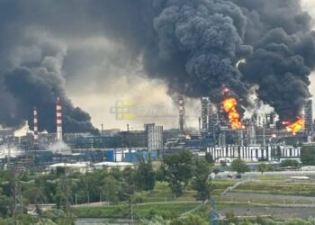 У підмосков'ї після атаки дронів спалахнули пожежі на НПЗ, москву затягує густий дим
