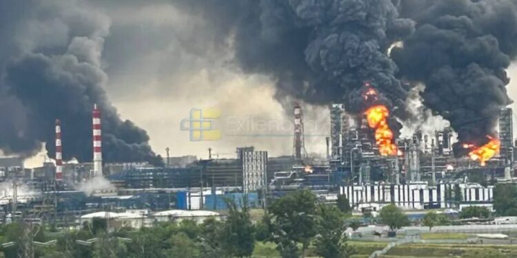 У підмосков'ї після атаки дронів спалахнули пожежі на НПЗ, москву затягує густий дим