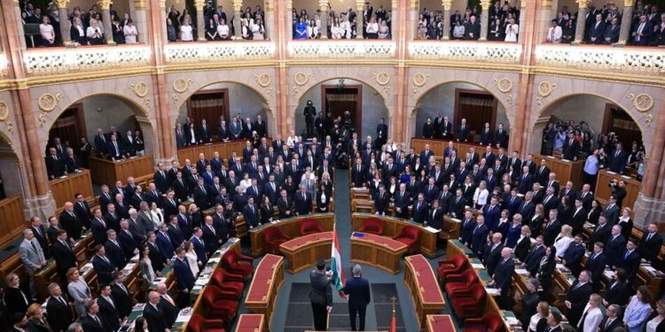 Парламент Угорщини проголосував за суттєве зниження зарплат депутатів та урядовців