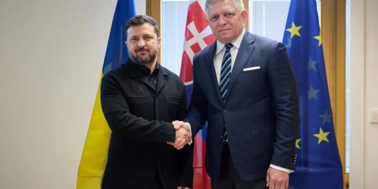 Зеленський зустрівся із прем'єром Словаччини Фіцо і запросив його в Україну