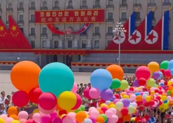 Сі Цзіньпін прибув до КНДР з рідкісним візитом та оголосив про "непереможну дружбу"