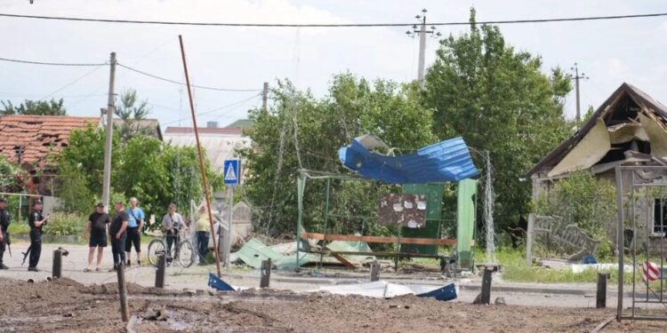 росіяни вдарили КАБами по селищу у Запорізькій області, є загиблі
