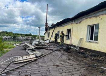 Дрон рф вдарив по Золочеву на Харківщині – спалахнула масштабна пожежа