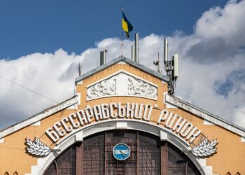 У Києві спалахнула пожежа на Бессарабському ринку
