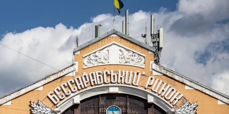 У Києві спалахнула пожежа на Бессарабському ринку