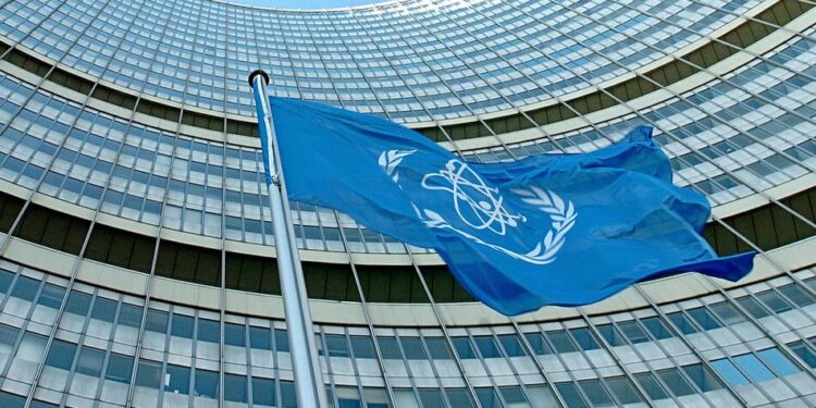 Гроссі занепокоєний ударом рф, команда МАГАТЕ відвідає об'єкт на Чорнобильському майданчику, аби оглянути наслідки