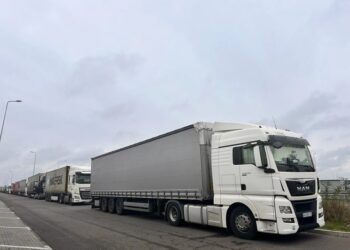 На тлі спеки вводять обмеження для вантажівок на кордоні з Румунією