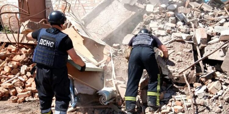 Під завалами знищеного ударом рф ліцею на Чернігівщині знайшли тіло жінки