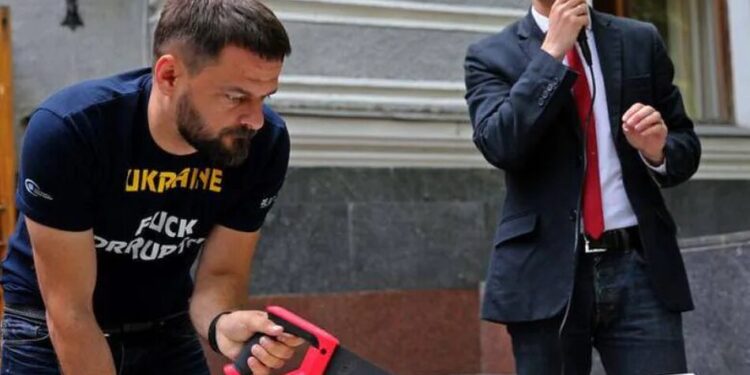 Grant Watch Ukraine "Стоп-паразит" розкрив 10 "відносно чесних" способів крадіжки коштів міжнародної допомоги "активістами"