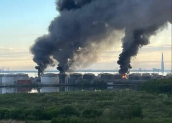 санкт-петербург масовано атакували дрони, спалахнув найбільший нафтовий термінал регіону