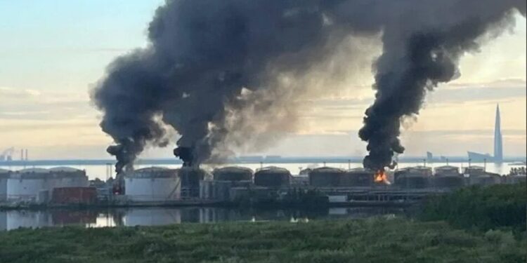 санкт-петербург масовано атакували дрони, спалахнув найбільший нафтовий термінал регіону