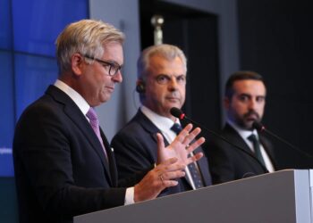 "Те, що просять нас зробити українці" – комісар ЄС про виключення українських чоловіків із тимчасового захисту