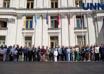 У Києві підняли прапор кримських татар з нагоди Дня стягу – фоторепортаж
