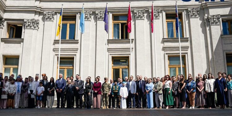 У Києві підняли прапор кримських татар з нагоди Дня стягу – фоторепортаж