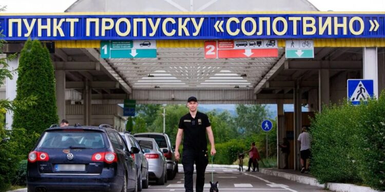 На кордоні з Румунією обмежать проїзд у пункті пропуску "Солотвино" – що треба знати