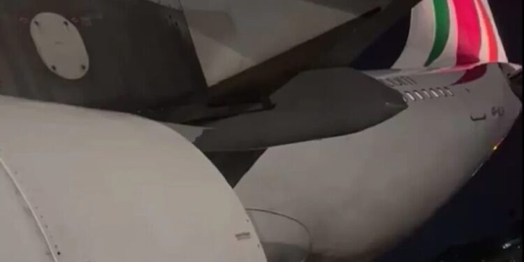 Блискавка відірвала частину двигуна літака з сотнями пасажирів на борту
